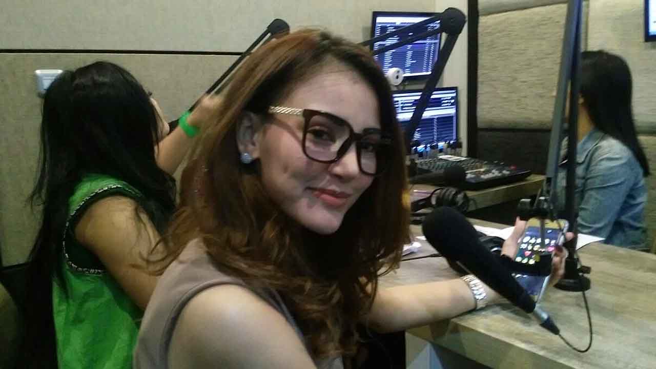 Yessy Bintang Visit Radio Yuhu Ramaikan Dangdut Pagi