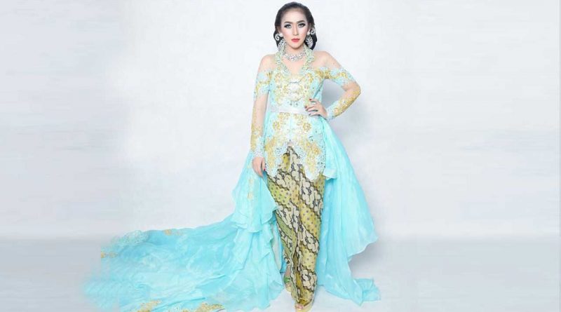 pose pengantin modern Yuni R Jadi Model Kebaya Modern Glamour