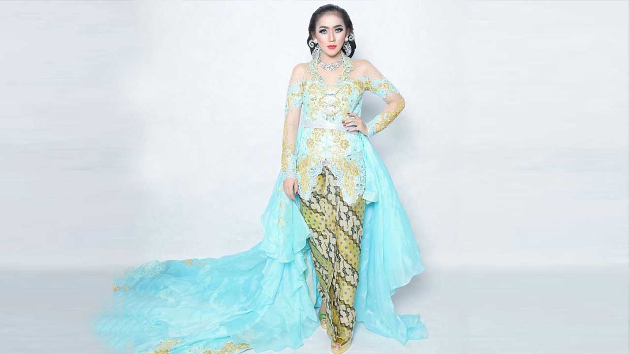 Yuni R Jadi Model Kebaya Modern Glamour