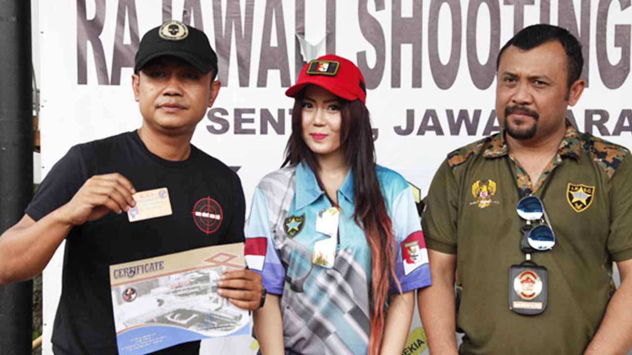Neng Oshin Dapat Kartu Anggota Menembak