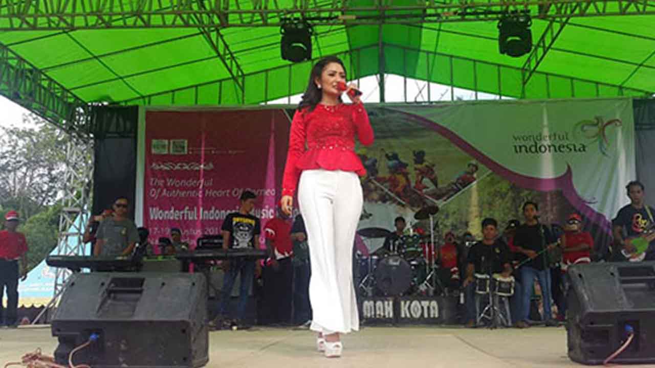 Siti Badriah Nyanyi di Perbatasan Kalbar - Malaysia
