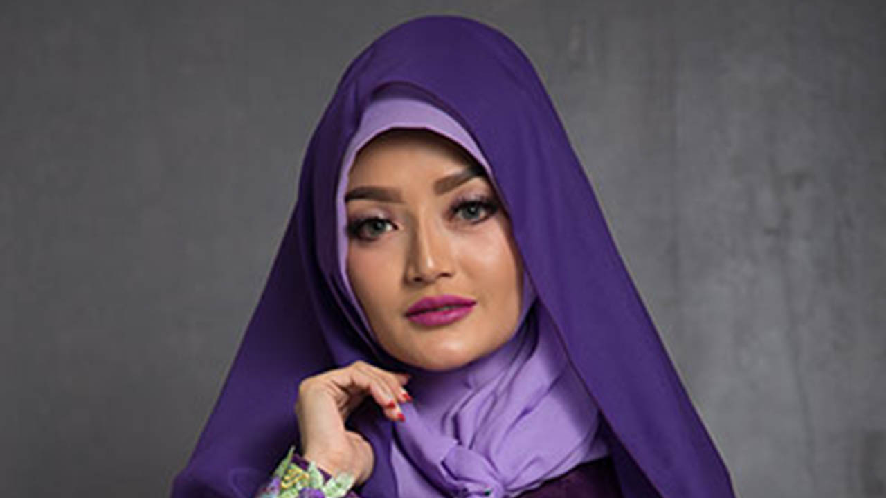 Siti Badriah Bawa Oleh-oleh Asli dari Arab
