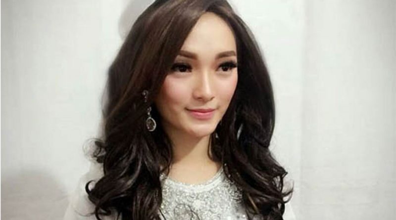 Zaskia Gotik Nyanyi Ultah Buat Diri Sendiri