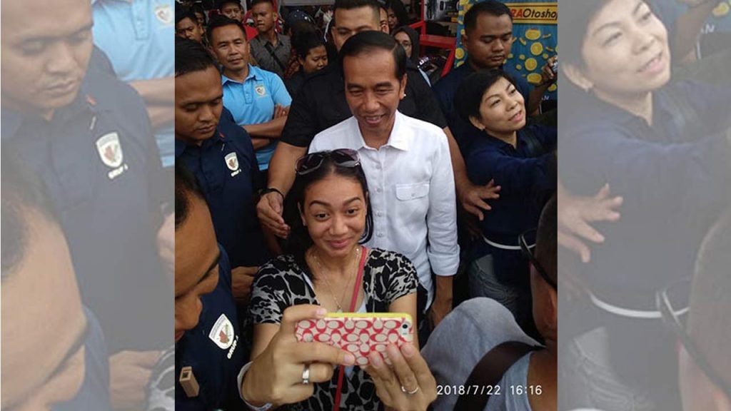 Selfie Monica Selvia dengan Jokowi