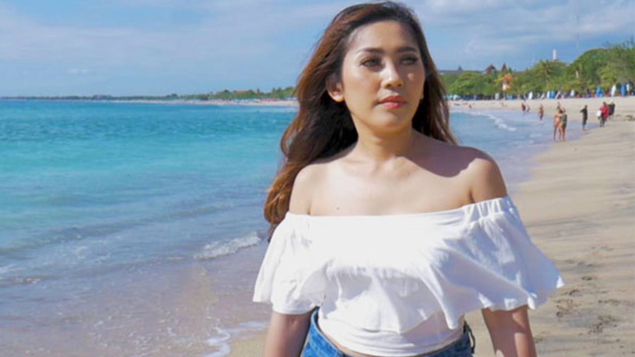 Yuni R Tangkap Basah Kekasihnya Berduaan di Pantai Bali