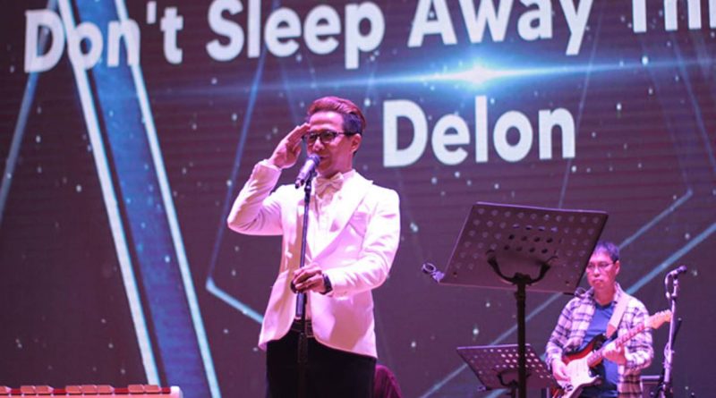 Delon Bawain Lagu Don't Sleep Away di Depan Daniel Sahuleka