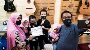 Wali Band Libatkan Anak Istri Untuk Video Klip Paramedis Kalian Hebat
