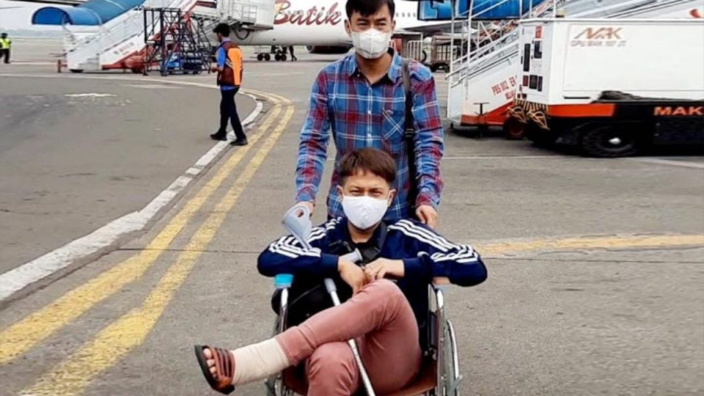 Kaki Cedera, Delon Tetap Putuskan Terbang ke Lampung