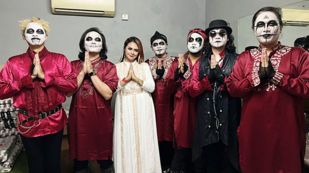 Sarah Sova Buka Puasa Bareng Kuburan Band di Radio Cakra Bandung