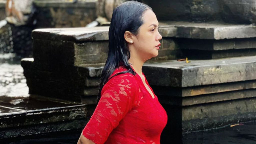 Sarah Sova Lakukan Tradisi Melukat di Bali