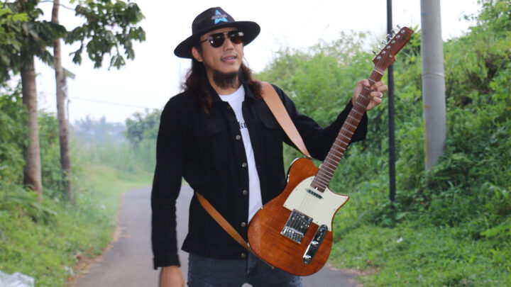 Rizki Gitaris Angkasa Band Susah Lepas dari Topi Koboi  