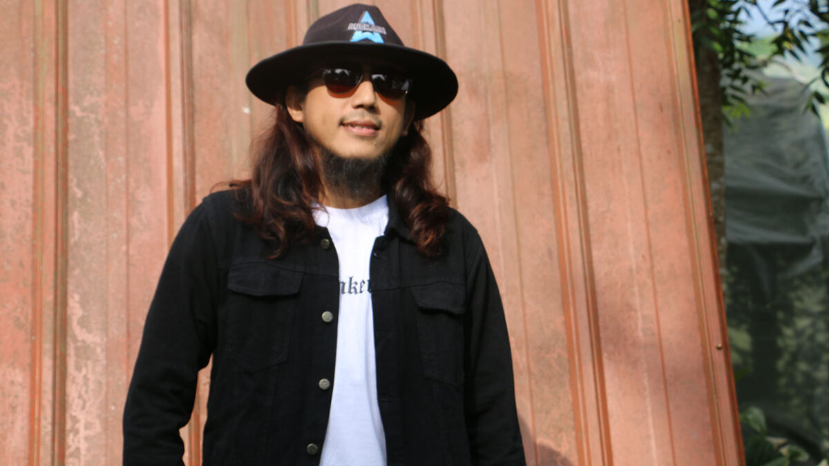 Rizki Gitaris Angkasa Band Susah Lepas dari Topi Koboi