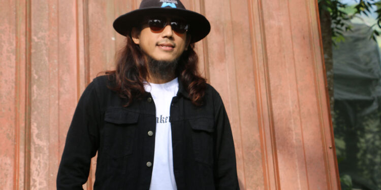 Rizki Gitaris Angkasa Band Susah Lepas dari Topi Koboi