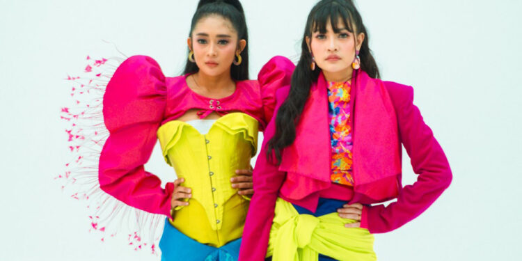 Duo Anggrek Pesan Kostum Manggung Pakai Jastip dari Thailand