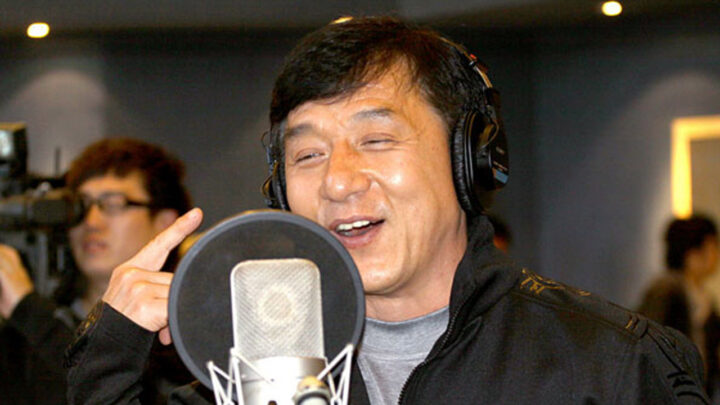 Keren, Jacky Chan Nyanyi Lagu Elvis Presley!