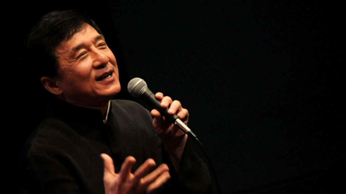 Keren, Jacky Chan Nyanyi Lagu Elvis Presley!