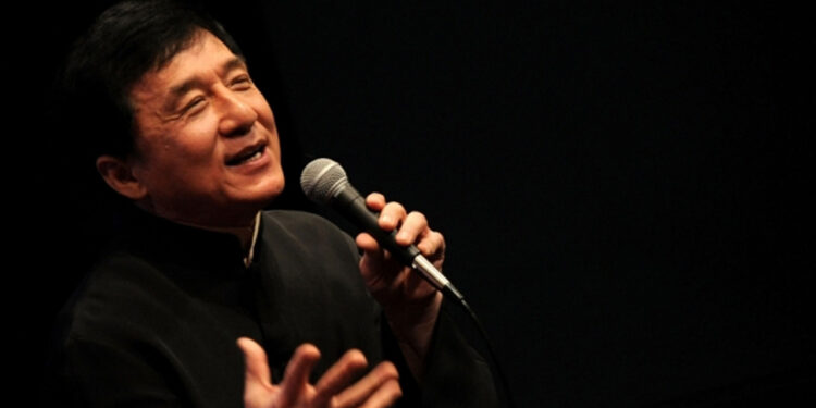 Keren, Jacky Chan Nyanyi Lagu Elvis Presley!